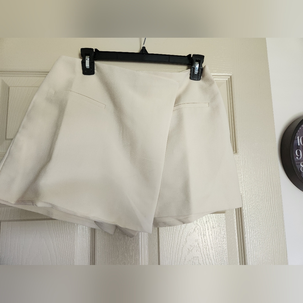 NWT, SKORT | cream color, size LARGE